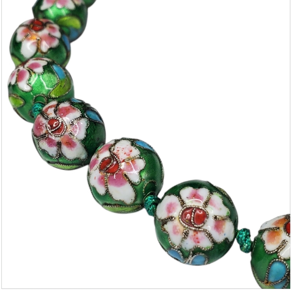 Gorgeous Vintage Hand Knotted Vibrant Emerald Green Cloisonne Bead Necklace! - Picture 4 of 5
